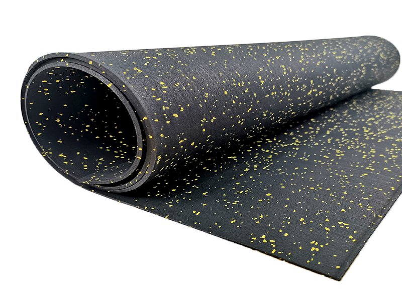 Una moderna máquina autofregadora limpiando el suelo de un gran gimnasio comercial.